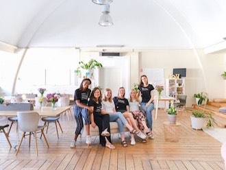 用于规划本地商家网站的桌面场景，包含电脑、笔记本和咖啡。